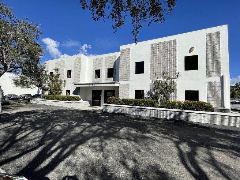 4172 Corporate Sq, Naples, FL for lease - Building Photo - Image 1 of 5