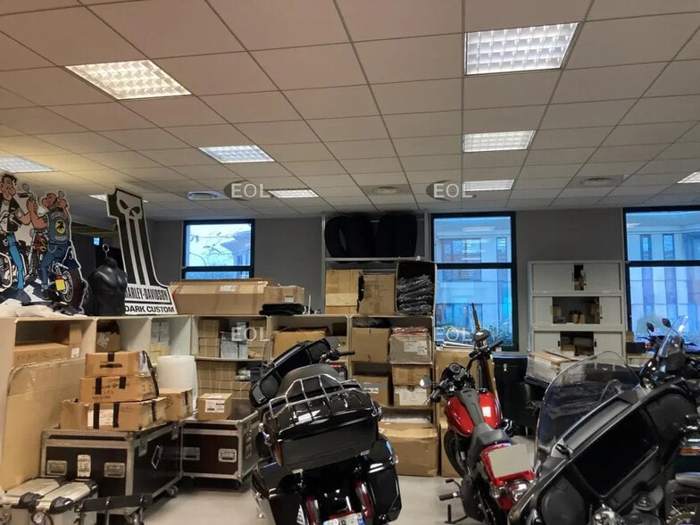 Flex in Créteil for lease - Interior Photo - Image 3 of 9