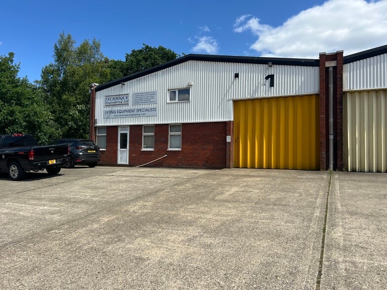 Unit 1 Gillmans Industrial Estate, Natts Ln, Billingshurst for lease - Building Photo - Image 3 of 7