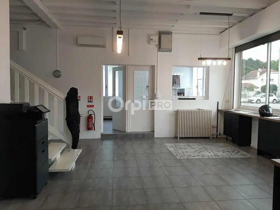 Retail in Valence for lease Interior Photo- Image 1 of 11