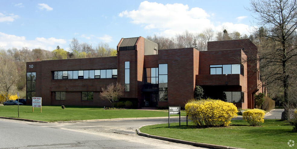 10 Harbor Park Dr, Port Washington, NY for lease - Building Photo - Image 1 of 8