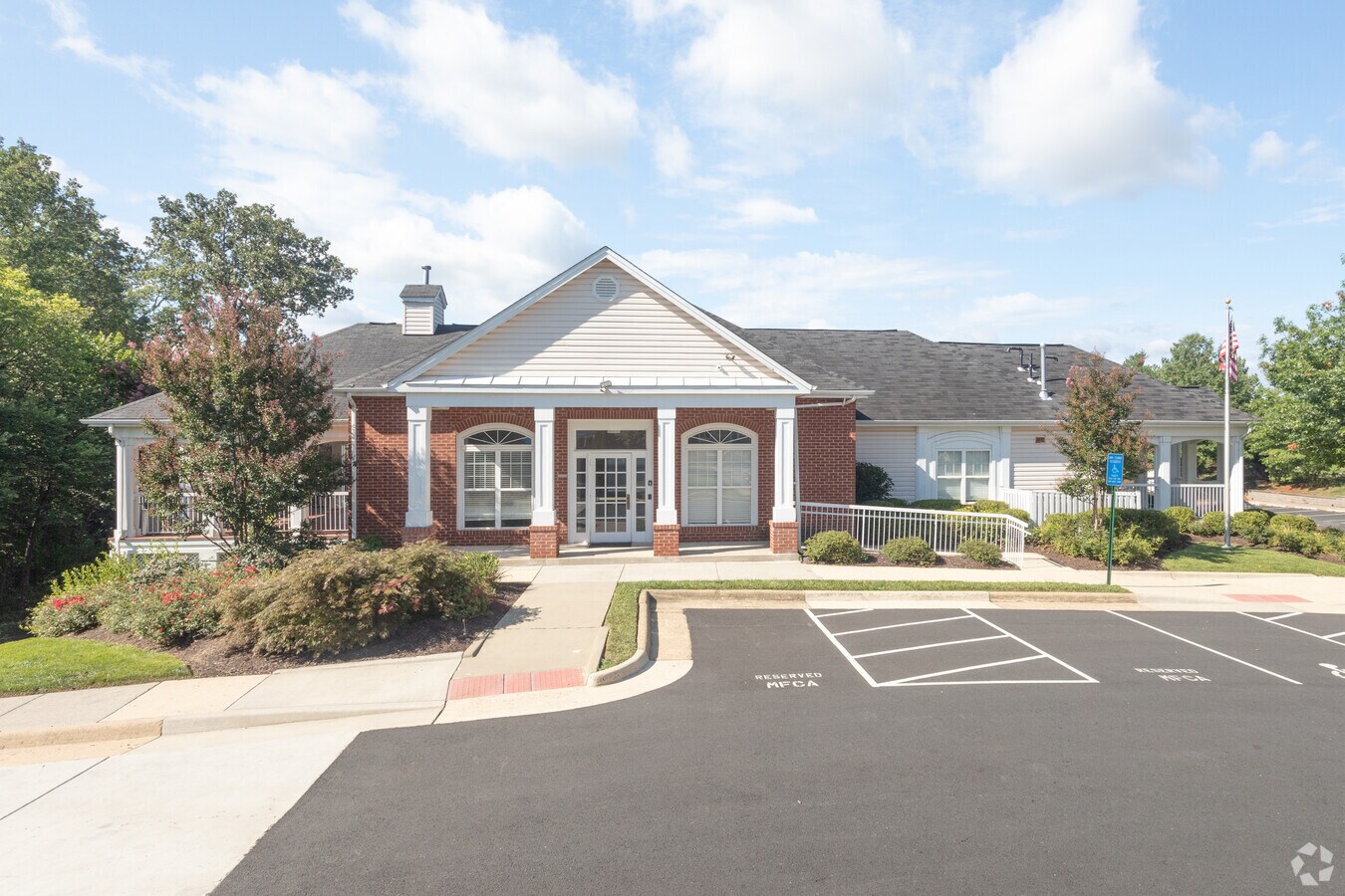 2487 McNair Farms Dr, Herndon, VA 20171