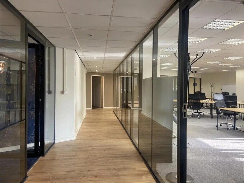 Office in Saint-Cloud for sale - Interior Photo - Image 3 of 5