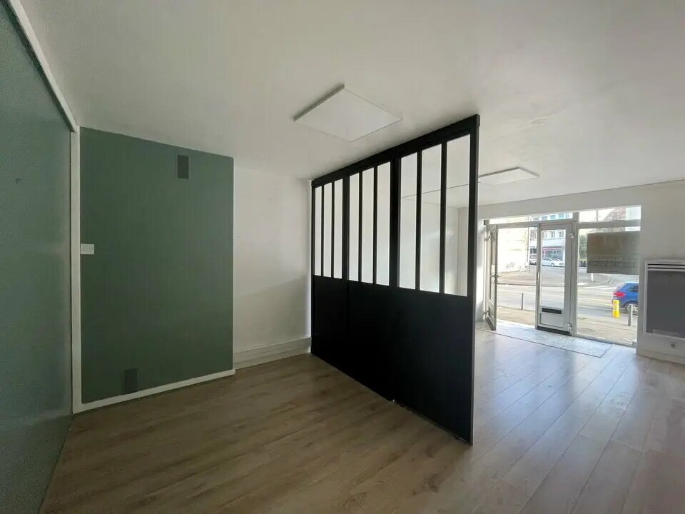 Office in Vannes for lease Primary Photo- Image 1 of 4