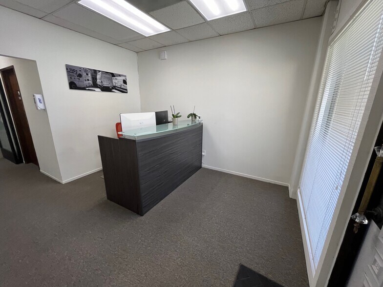 10934-10940 Portal Dr, Los Alamitos, CA for lease - Interior Photo - Image 2 of 9