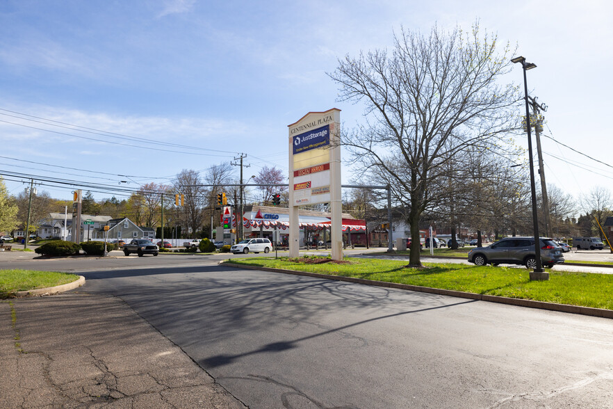 584 W Main St, Meriden, CT for sale - Building Photo - Image 2 of 28