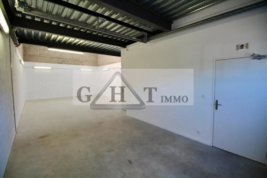 Industrial in Saint-Pierre-du-Perray for lease - Interior Photo - Image 3 of 3