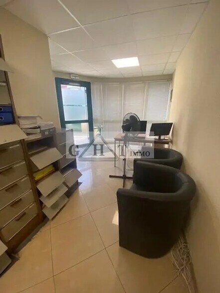 Retail in Alfortville for lease - Interior Photo - Image 3 of 4