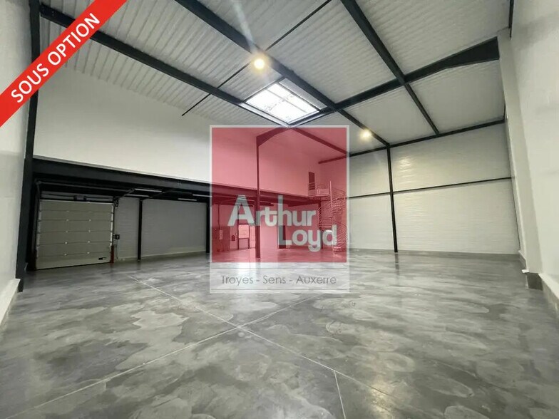 Industrial in Auxerre for lease - Interior Photo - Image 1 of 9