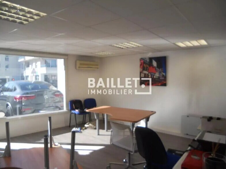 Retail in Antibes for lease - Interior Photo - Image 3 of 7