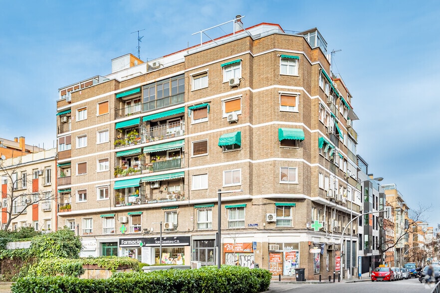 Calle de Pilar de Zaragoza, 34, Madrid, Madrid for sale - Building Photo - Image 2 of 2