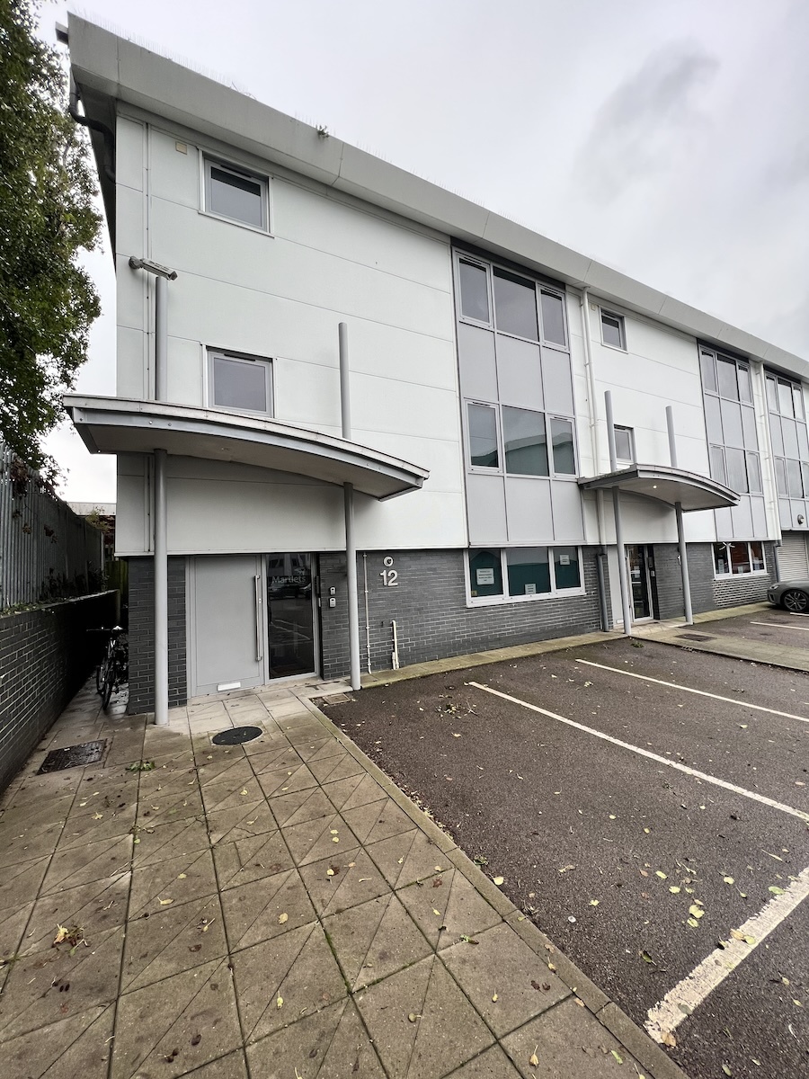 English Clos, Hove for lease Building Photo- Image 1 of 12