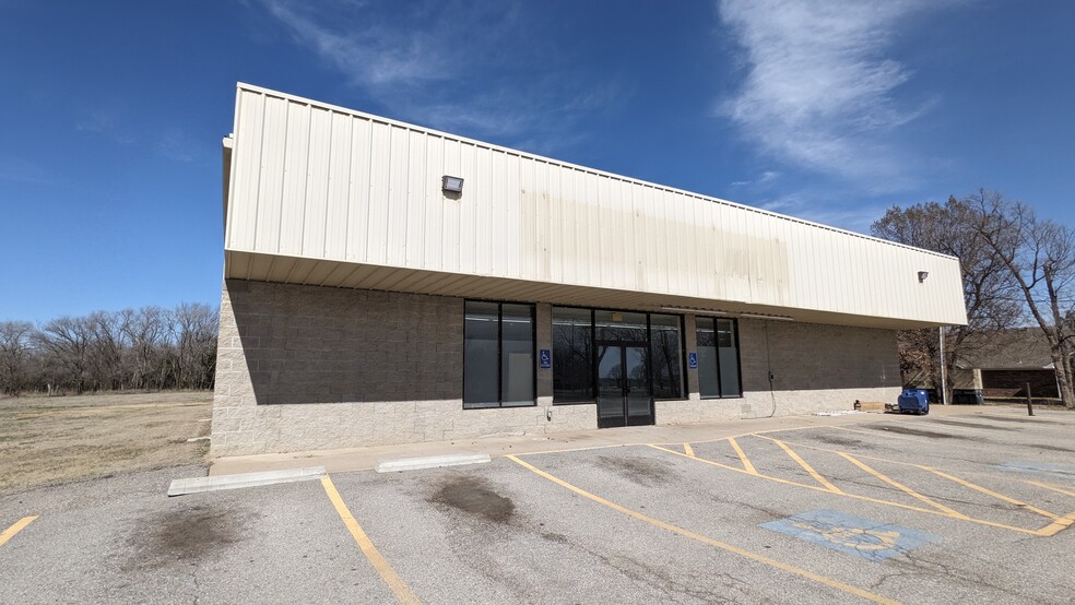 1800 E River St, Eureka, KS for sale - Building Photo - Image 1 of 5