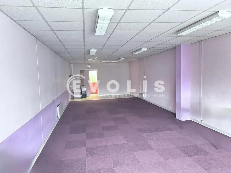 Office in Ormoy for lease - Interior Photo - Image 2 of 5