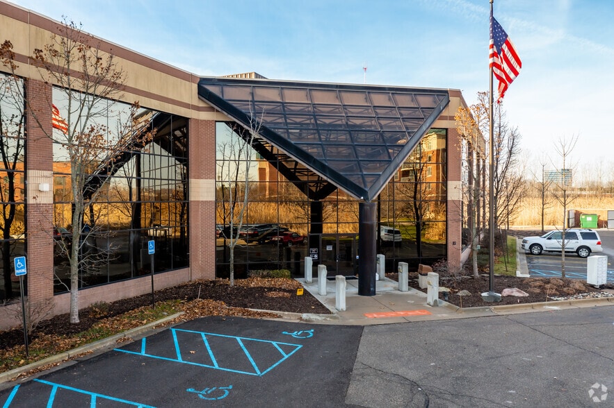 25900 W 11 Mile Rd, Southfield, MI for sale - Building Photo - Image 2 of 6
