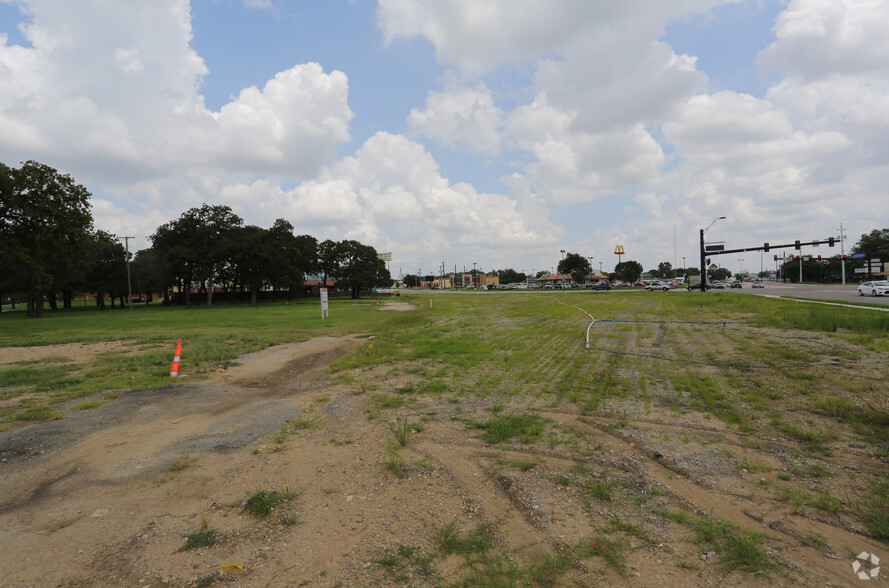 2719 Denton Hwy, Haltom City, TX for lease - Building Photo - Image 2 of 2