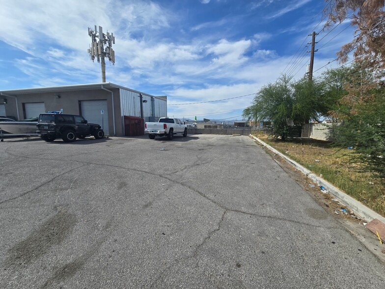1498 N Nellis Blvd, Las Vegas, NV for lease - Building Photo - Image 3 of 8