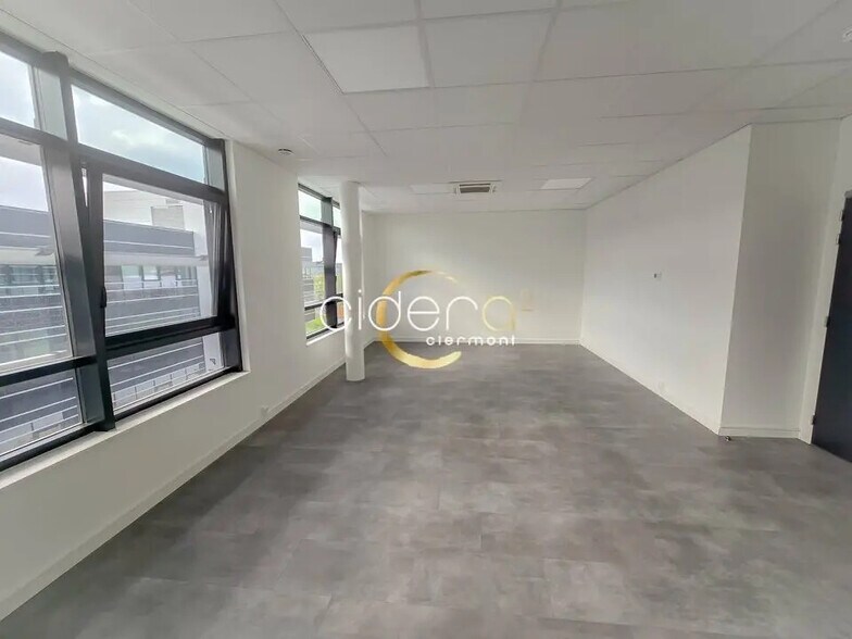Office in COURNON-D'AUVERGNE for lease - Interior Photo - Image 2 of 11