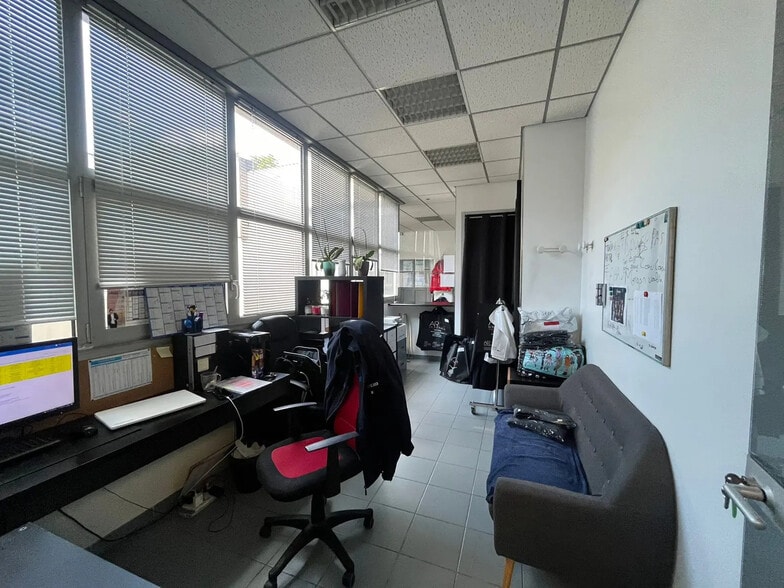Office in Marseille for lease - Interior Photo - Image 2 of 8