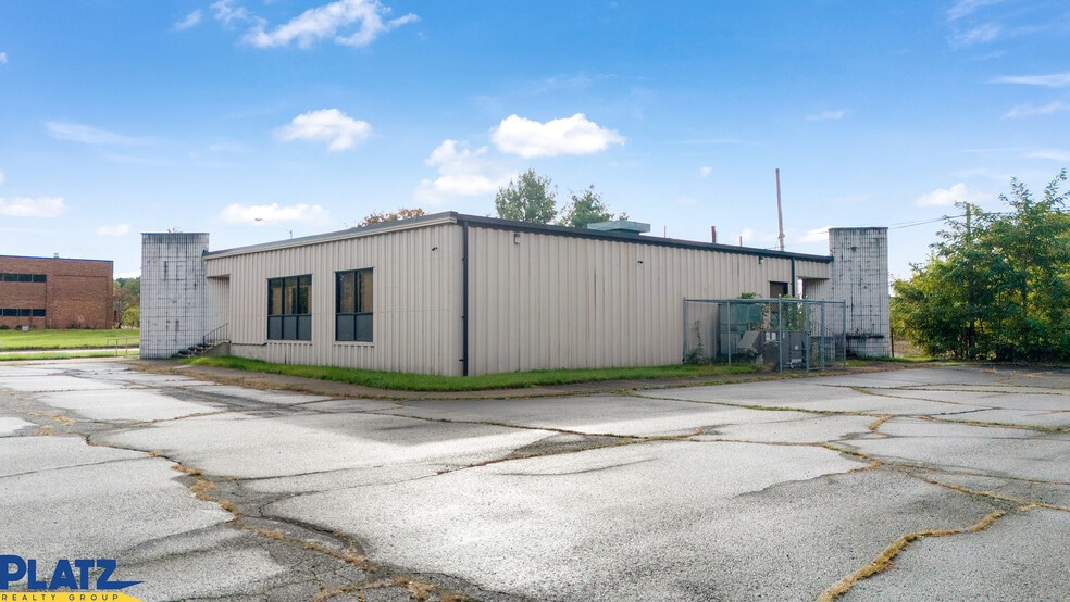 900 Pine Ave, Warren, OH for sale - Building Photo - Image 1 of 11