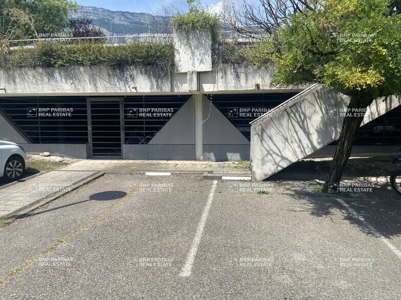 Office in Meylan for lease - Building Photo - Image 2 of 3