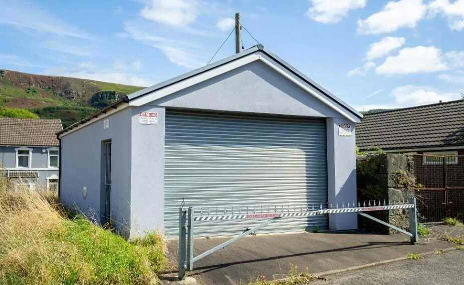 Bottom of Carlton Ter, Merthyr Tydfil for sale - Building Photo - Image 2 of 8