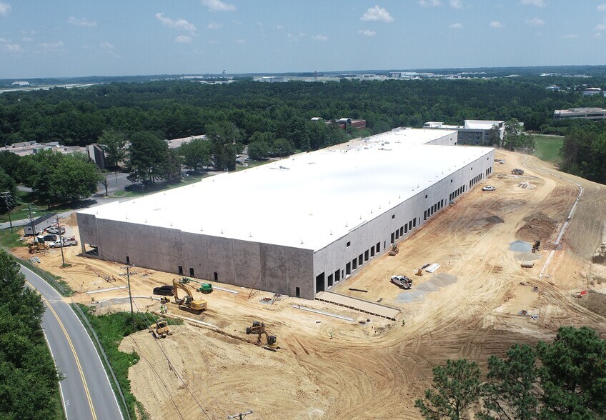 7915 Triad Center Dr, Greensboro, NC for lease - Building Photo - Image 2 of 7