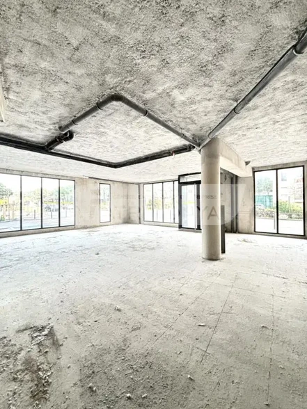 Retail in Marseille for lease - Interior Photo - Image 2 of 3