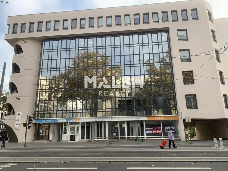 Office in Lyon for lease - Building Photo - Image 1 of 20