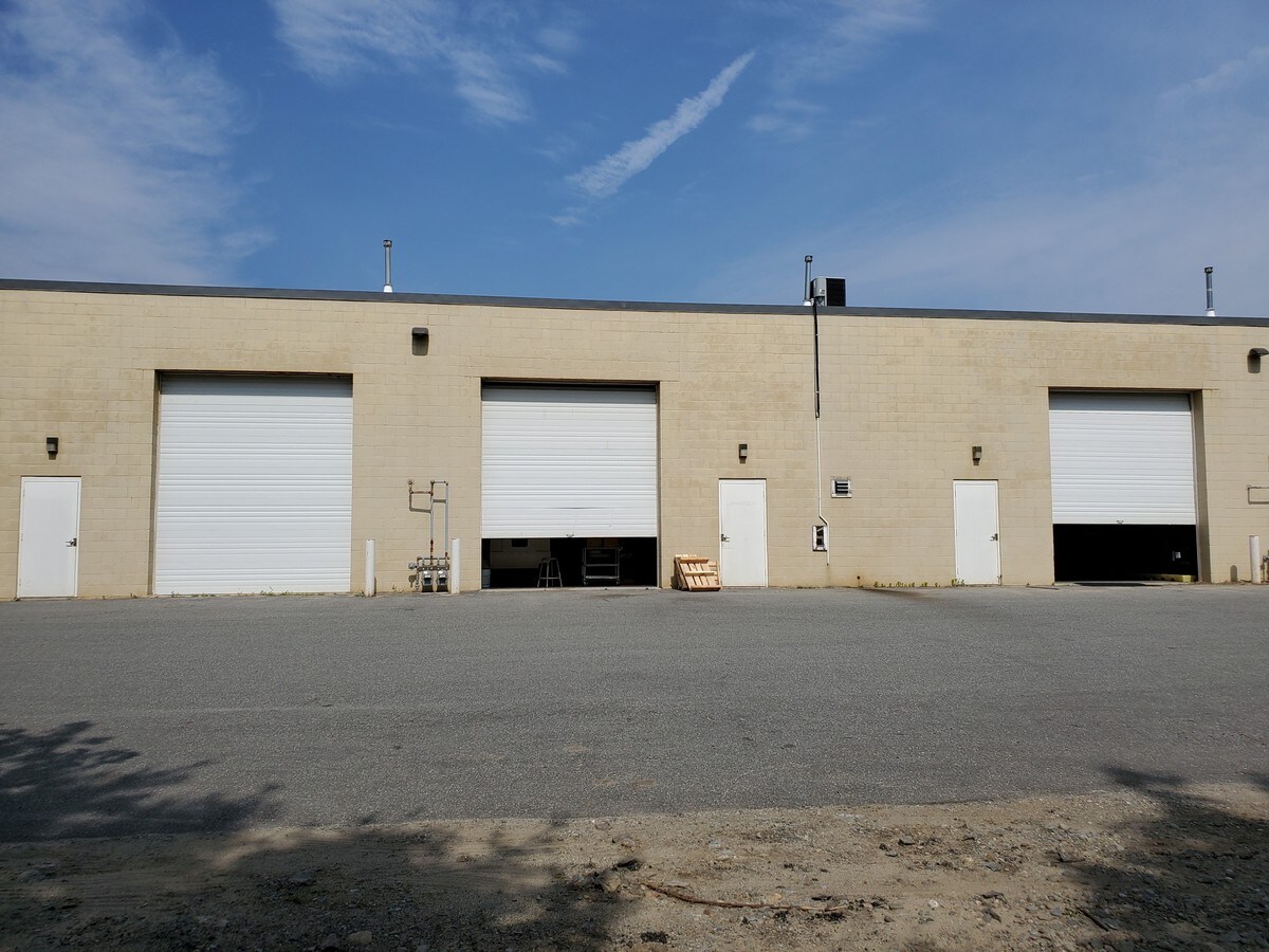 24 Lomar Park Dr, Pepperell, MA 01463