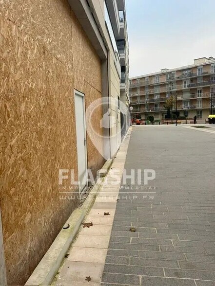 Retail in SAINT-HILAIRE for lease - Building Photo - Image 2 of 9