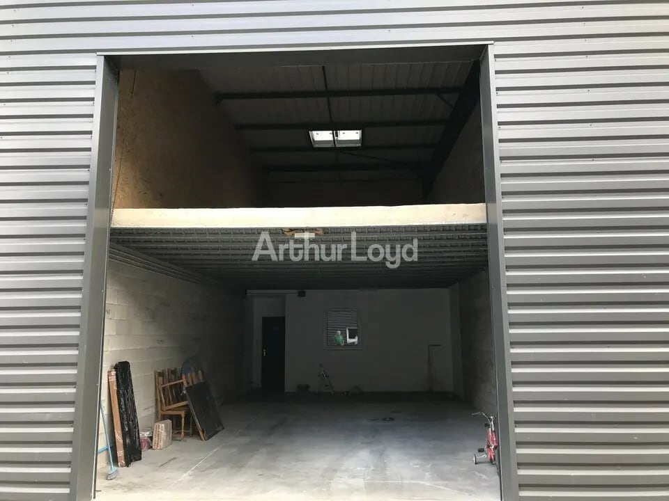 Location Entrepôt 154 m² - Photo 1
