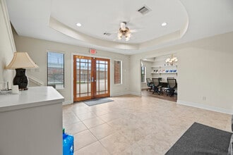 10400 Main St, Houston, TX for lease Interior Photo- Image 1 of 29