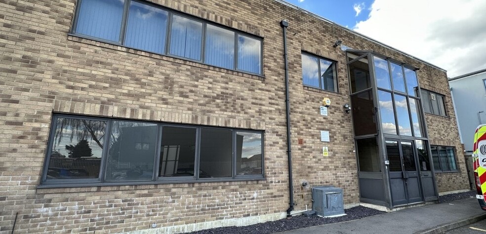 43-45 Central Av, West Molesey for sale - Building Photo - Image 1 of 1