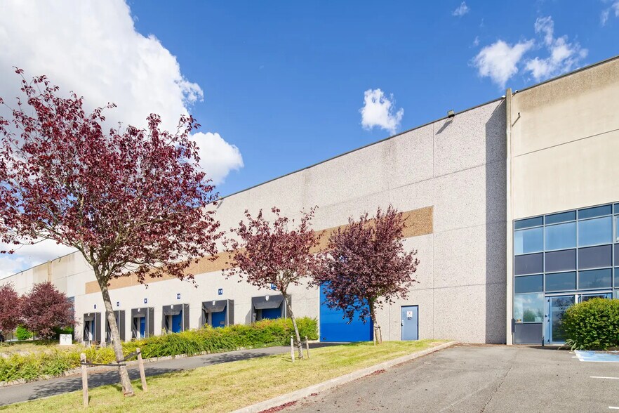 Industrial in Neuville-en-Ferrain for lease - Building Photo - Image 2 of 3