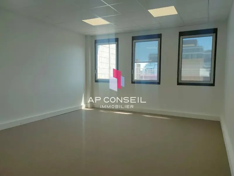 Montigny-le-Bretonneux, YVE 78180 -  -  - Interior Photo - Image 1 of 5