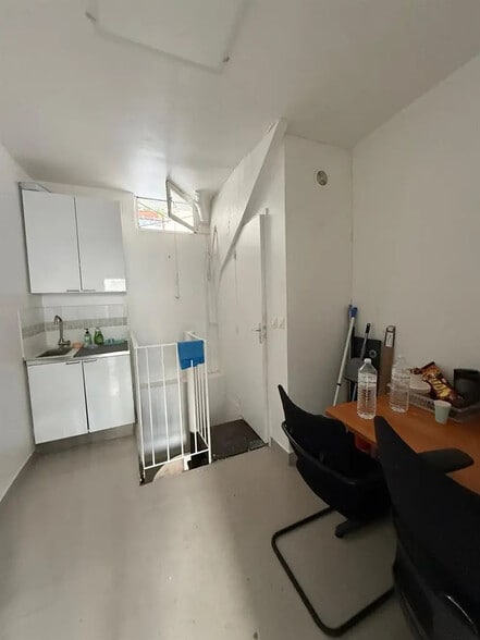 Retail in Paris for lease - Interior Photo - Image 2 of 3