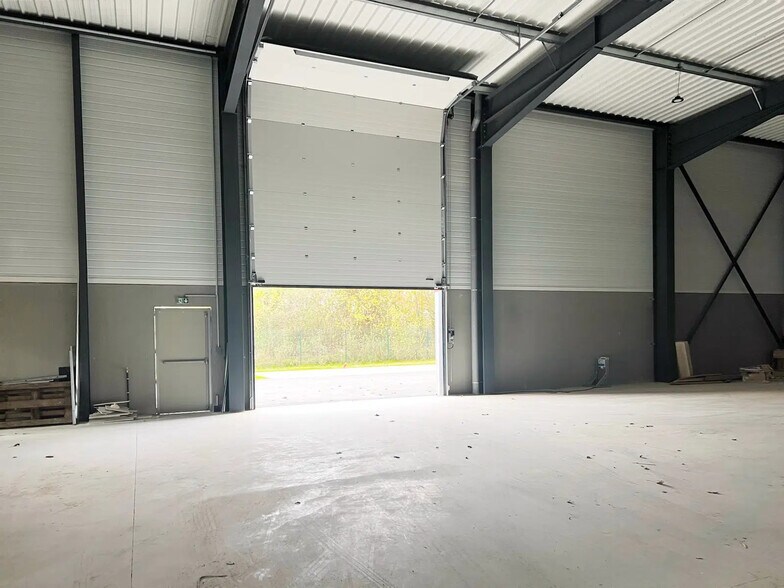 Office in Beauvais for lease - Interior Photo - Image 2 of 8