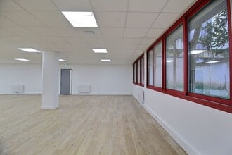 13 Rue Niepce, Paris for lease Interior Photo- Image 1 of 2