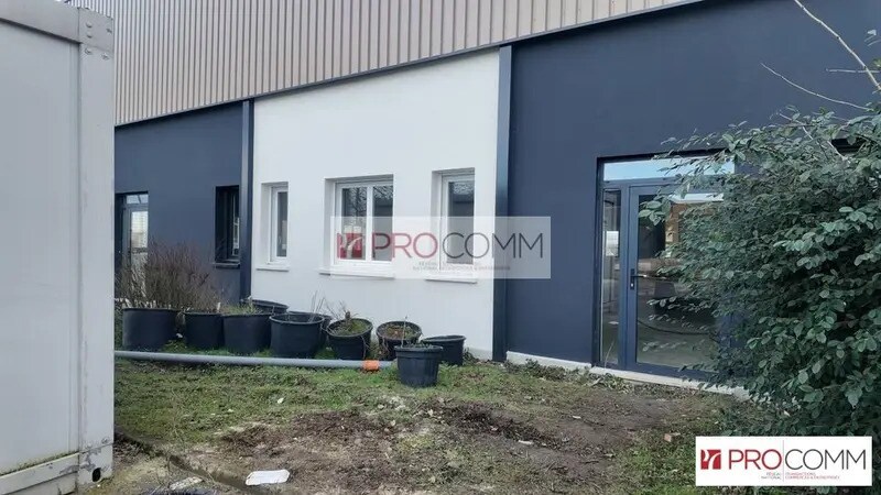 Retail in Chartres for lease - Building Photo - Image 1 of 4