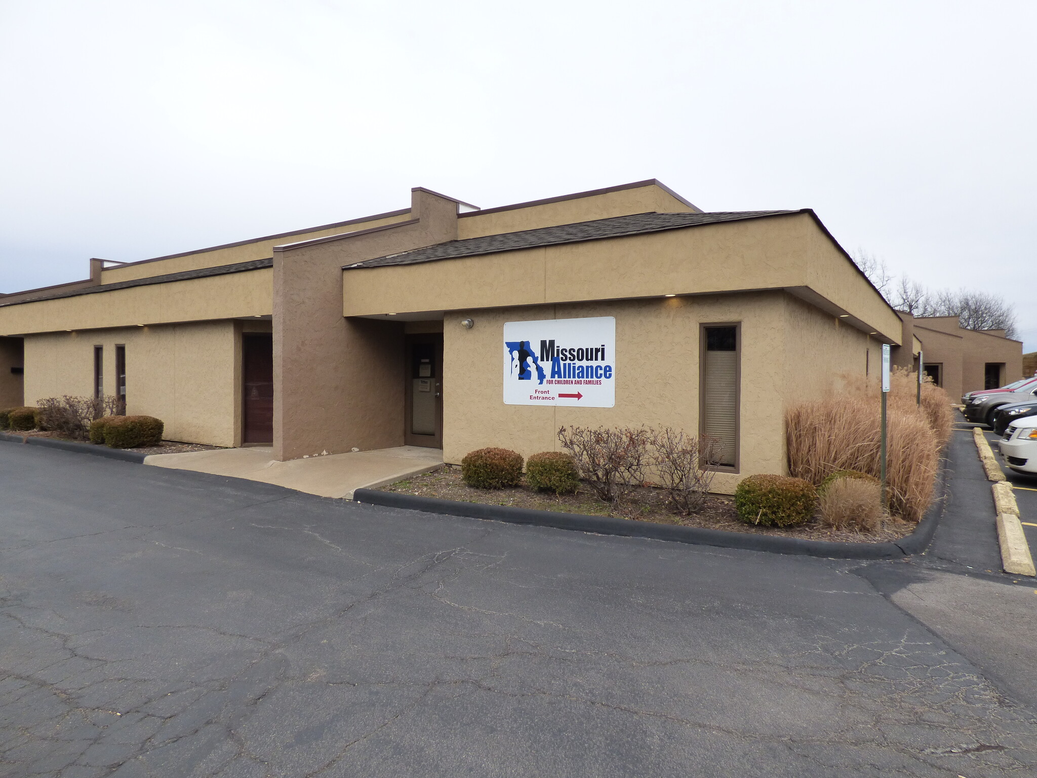 8-20 Worthington Access Dr, Maryland Heights, MO for lease Building Photo- Image 1 of 1