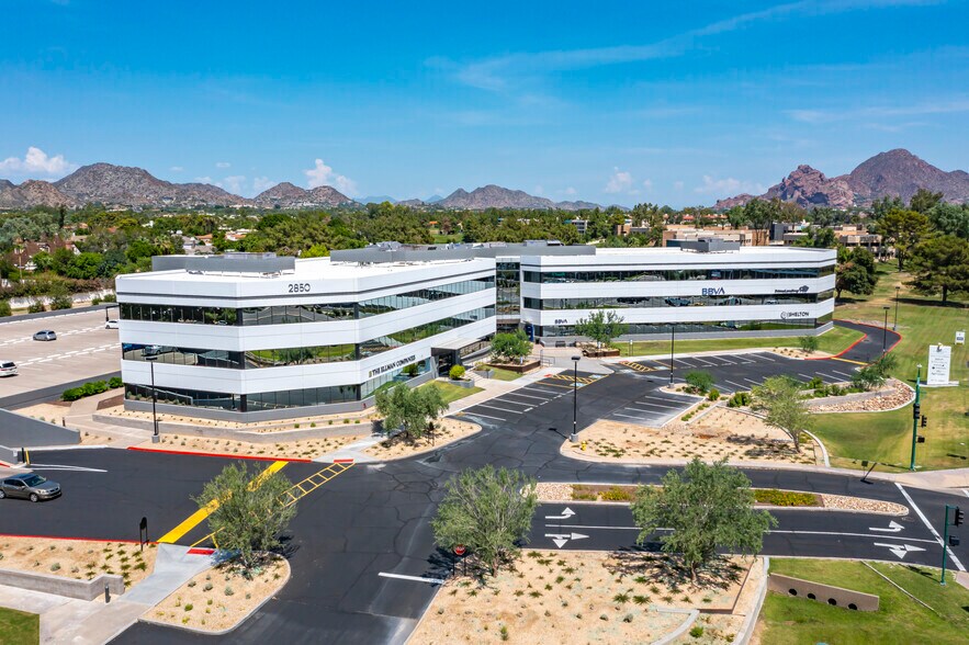 2850 E Camelback Rd, Phoenix, AZ for lease - Primary Photo - Image 1 of 5