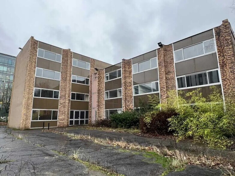 6 Square Isaac Newton, Montigny-le-Bretonneux for sale - Building Photo - Image 1 of 6