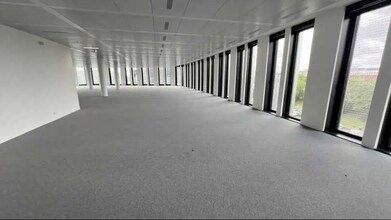 Office in Paris for lease Interior Photo- Image 1 of 6