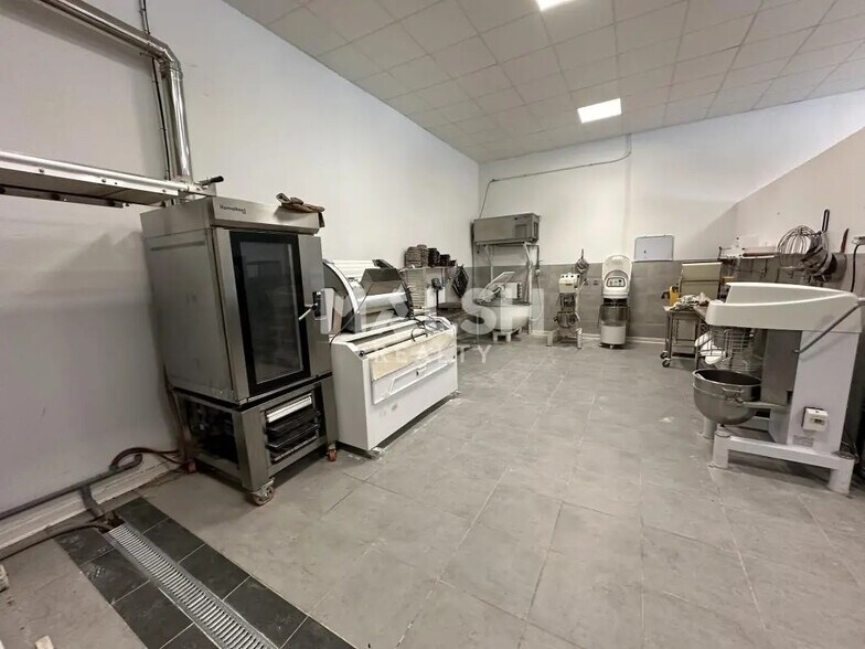 Retail in Auberives-sur-Varèze for lease - Interior Photo - Image 2 of 5