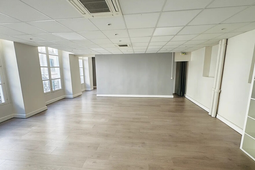 Office in Paris for lease - Building Photo - Image 1 of 9
