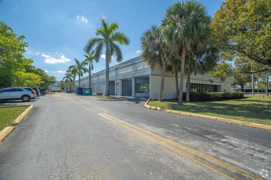 8880 NW 20th St, Doral, FL for lease - Building Photo - Image 2 of 10