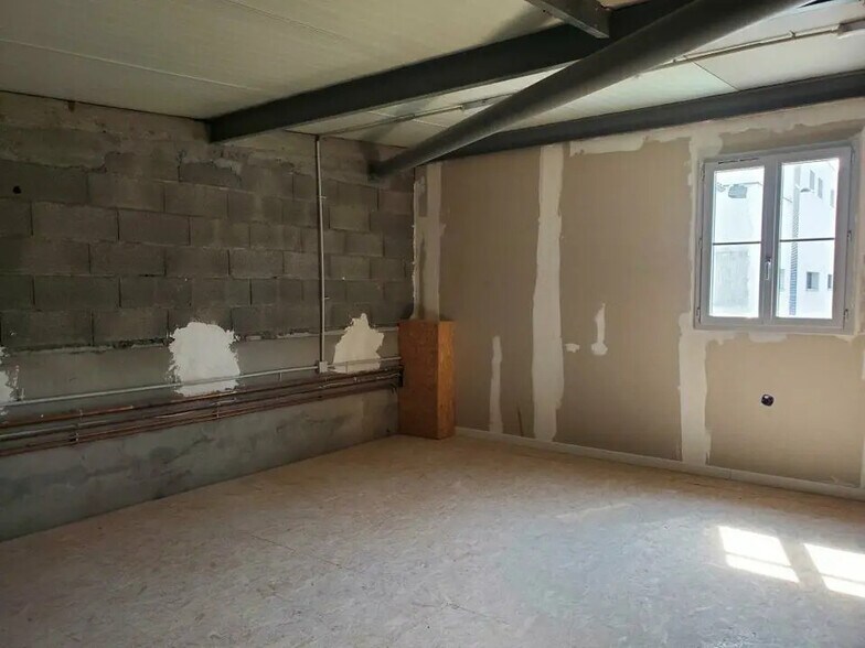 Industrial in Messimy for lease - Building Photo - Image 3 of 8