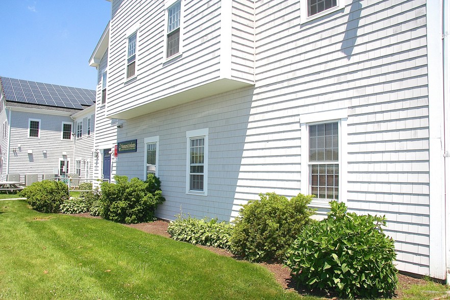 333 Valley Rd, Middletown, RI for sale - Building Photo - Image 1 of 1