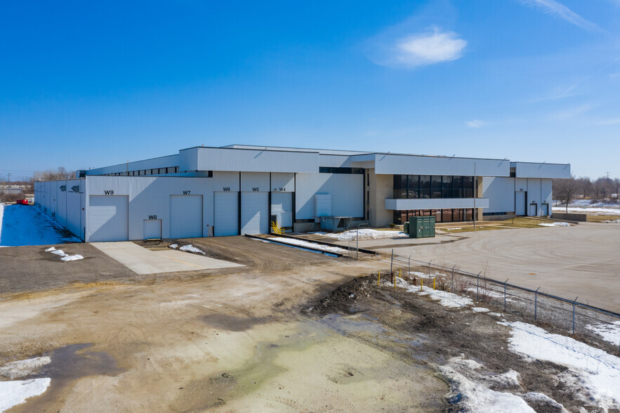 7100 W Calumet Rd, Milwaukee, WI for lease - Building Photo - Image 2 of 6